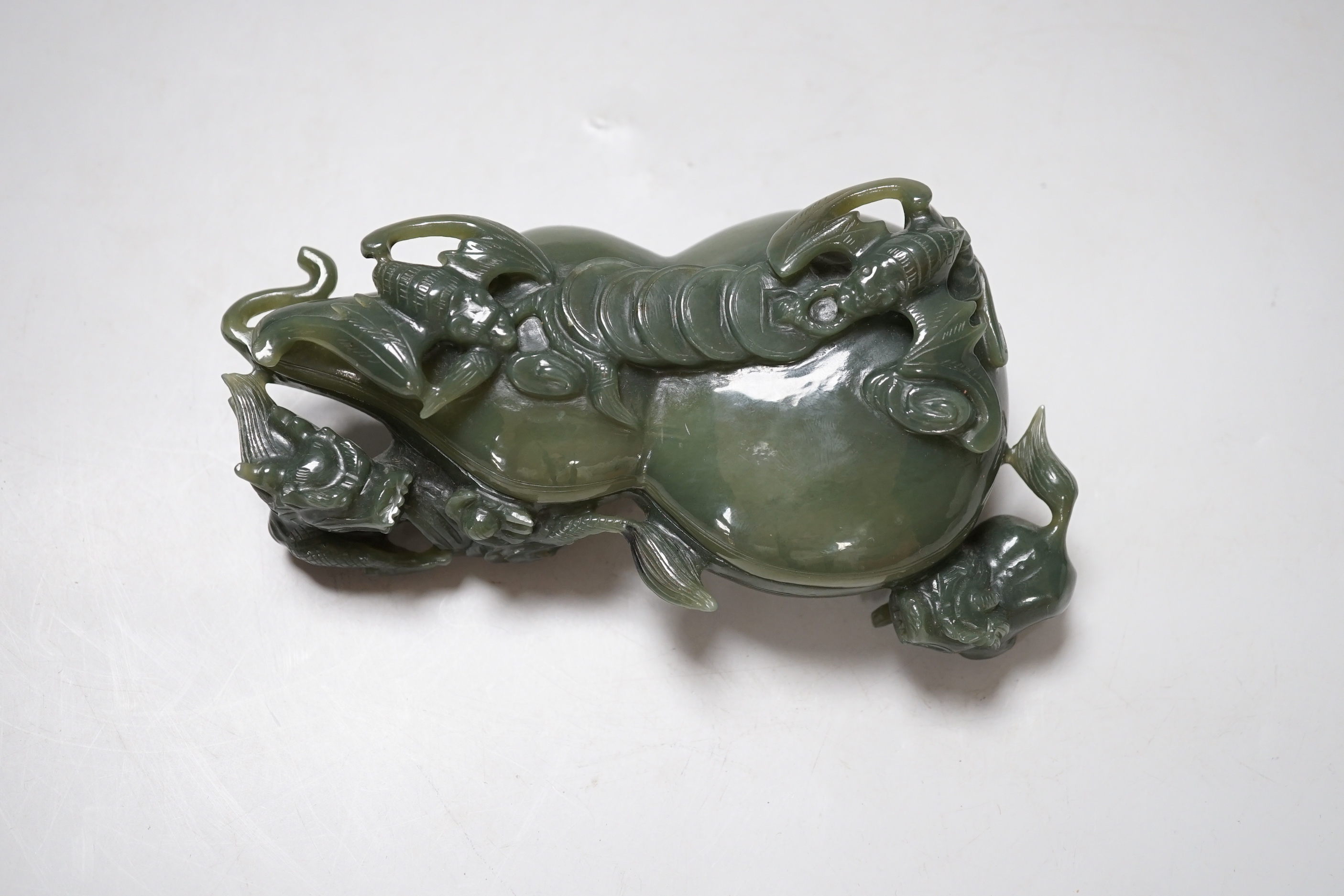 A Chinese spinach green jade double gourd shaped box and cover, 17cm